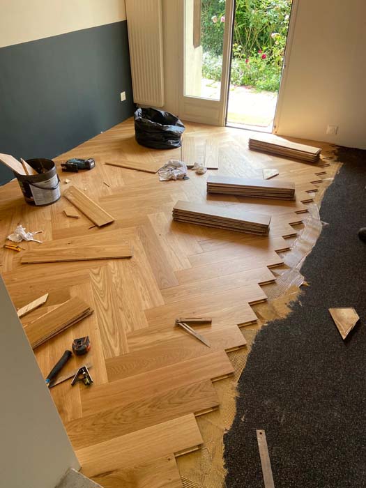 Pose de parquet en chevrons, chantier de rénovation intérieure en Normandie