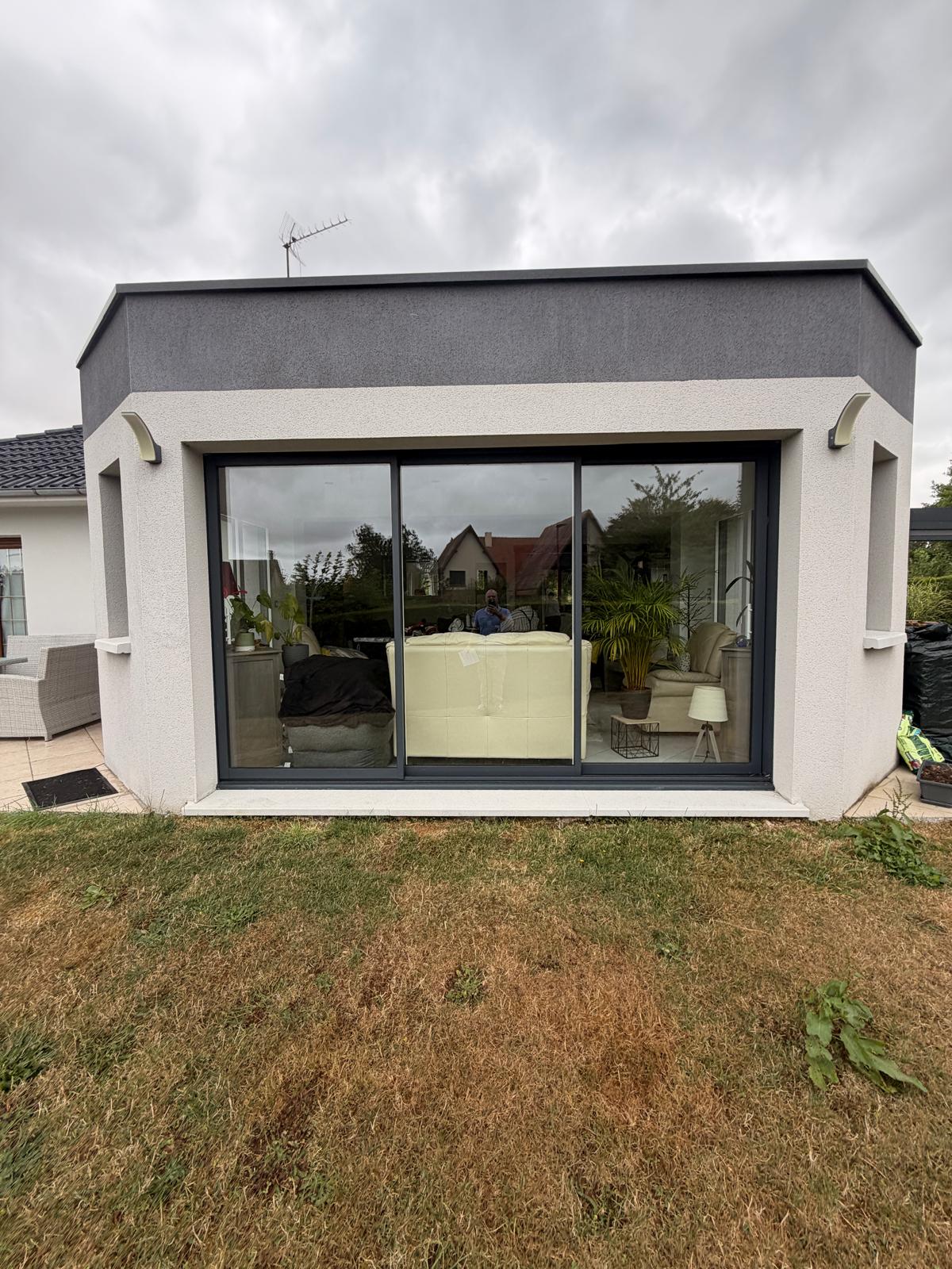 Extension avec grande baie vitrée posée par Bâti Pro 27, rénovation intérieure en Normandie