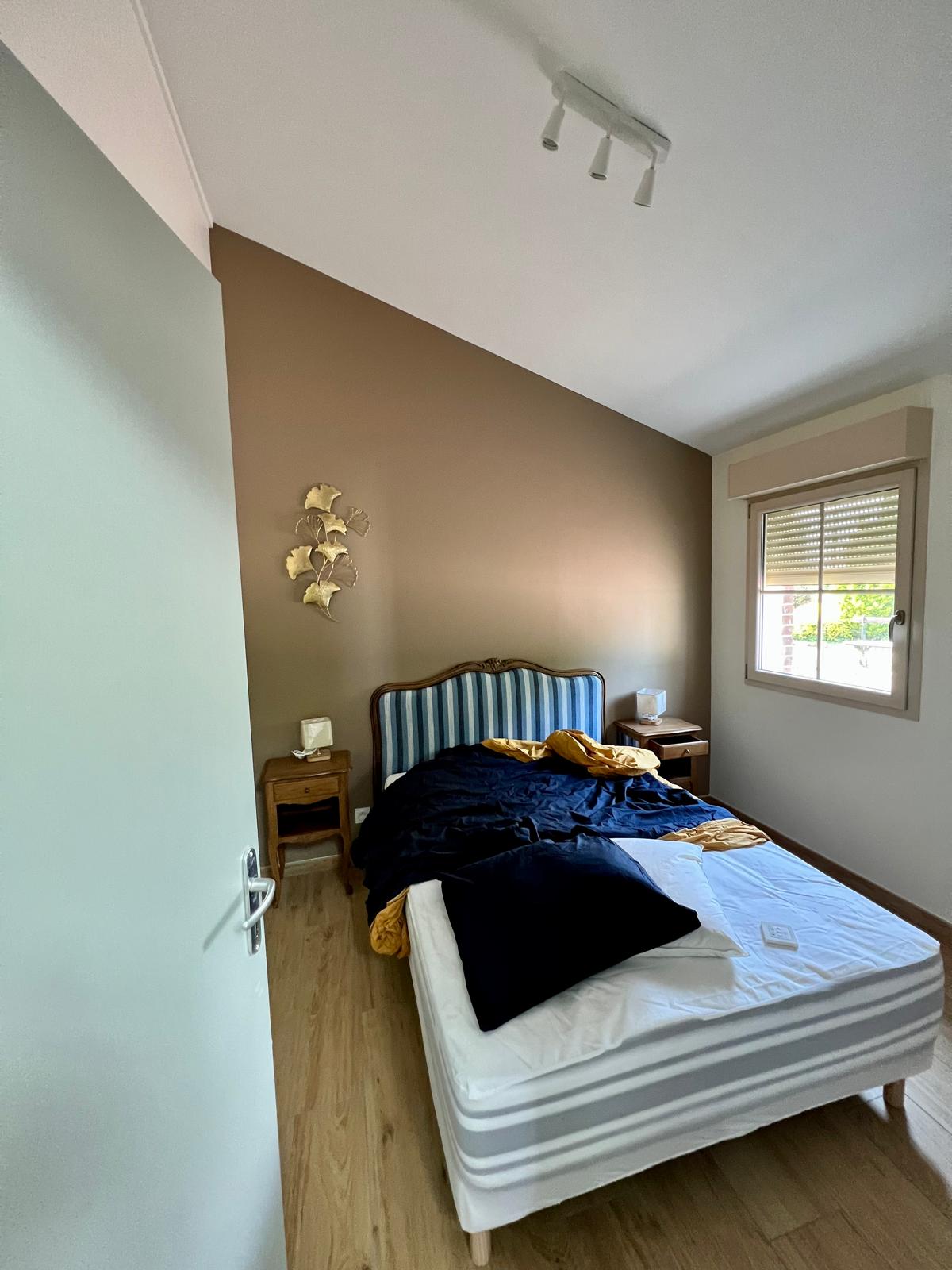 Chambre rénovée avec mur d’accent taupe, conseils rénovation intérieure en Normandie