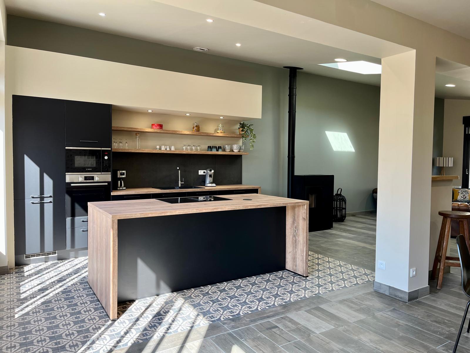 Cuisine rénovée avec îlot central et carreaux de ciment, rénovation intérieure en Normandie