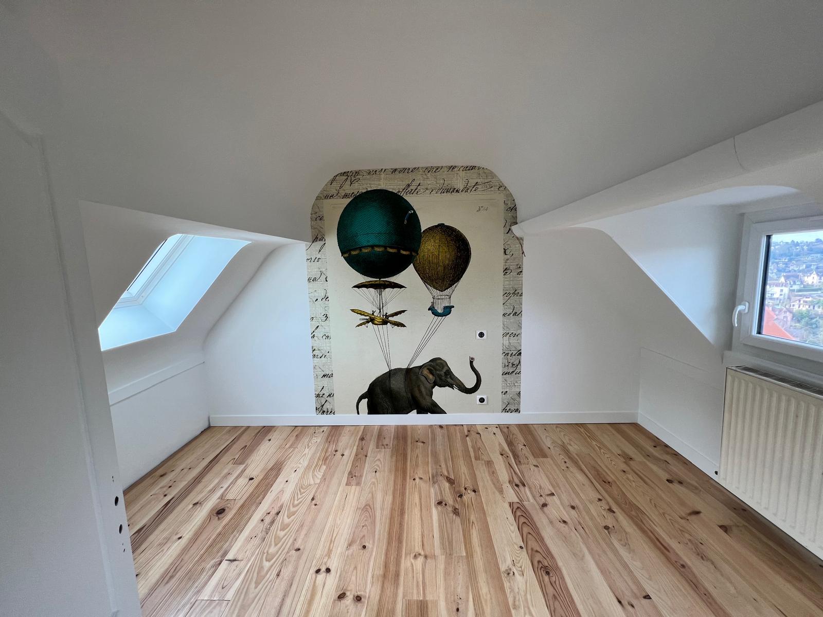 Parquet massif en pin posé dans des combles rénovés, pose parquet en Normandie