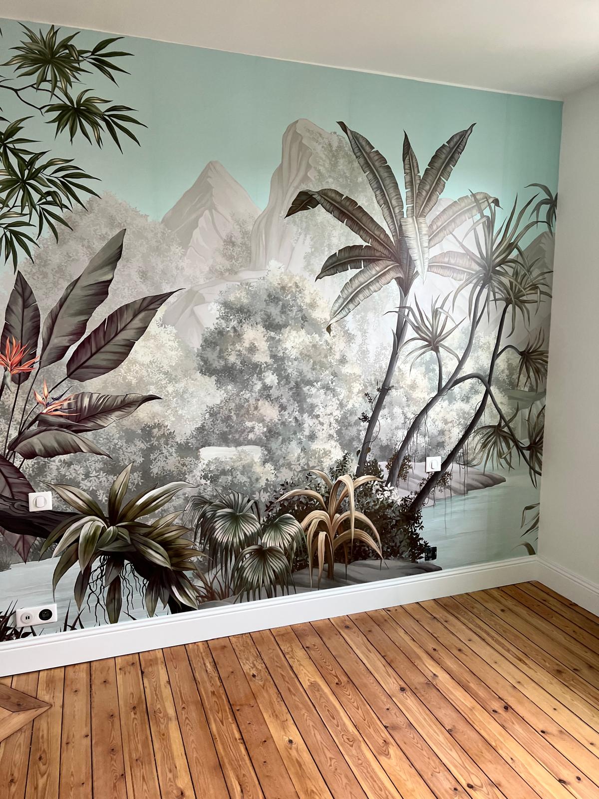 Papier peint panoramique tropical posé dans une chambre, rénovation intérieure en Normandie