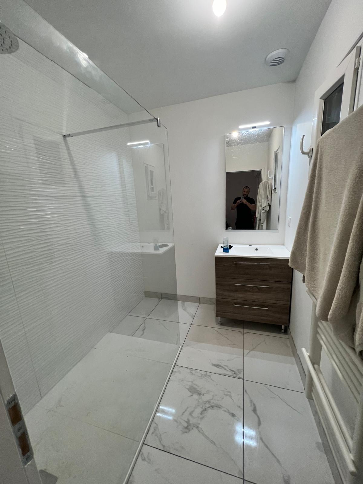 Douche à l’italienne et carrelage effet marbre en salle de bain, pose carrelage en Normandie