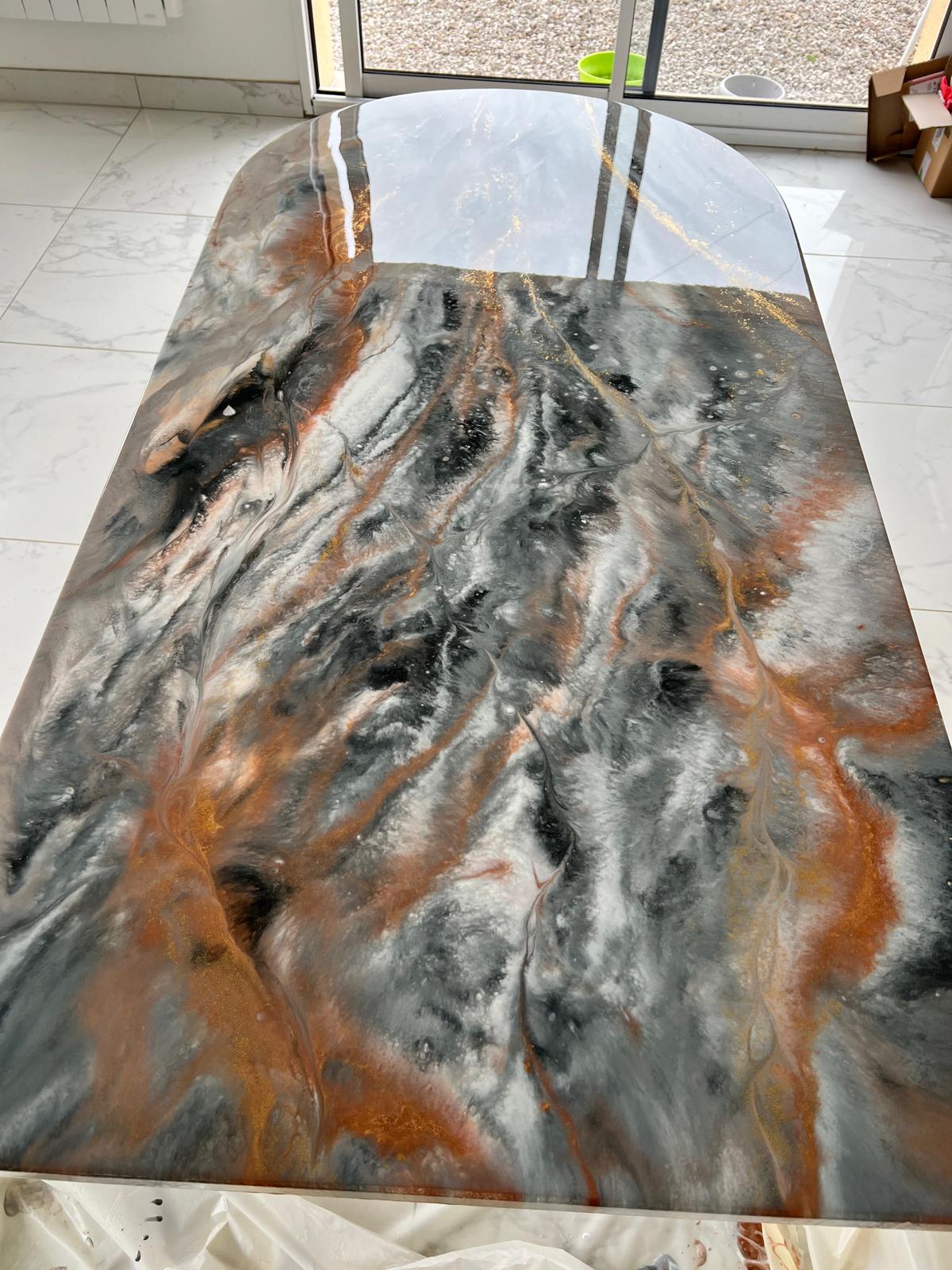 Plateau de table en résine époxy veinée orange et noir