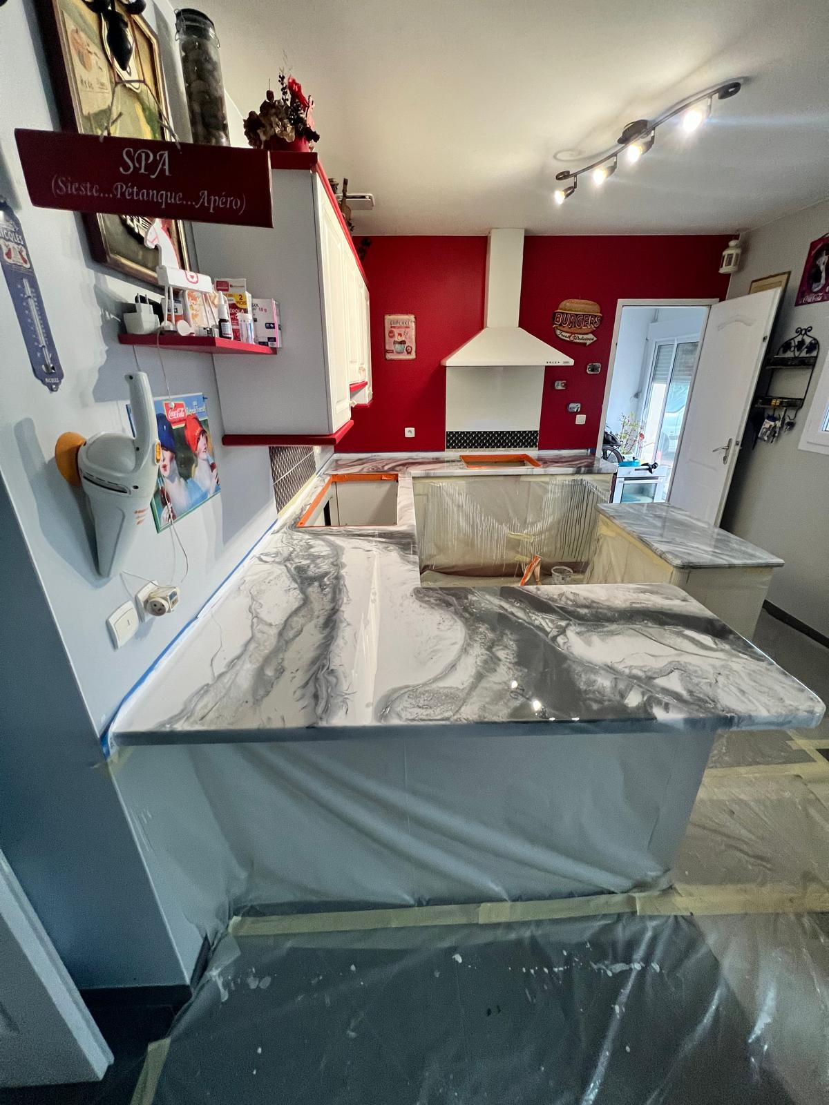 Îlot de cuisine en résine époxy effet marbre, rénovation intérieure en Normandie