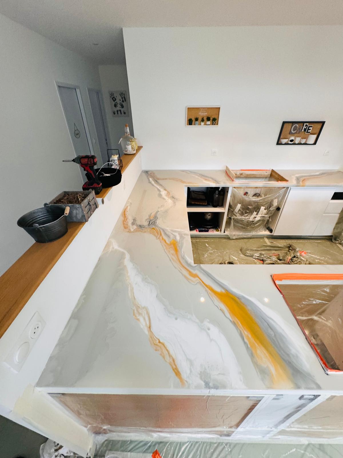 Plan de travail en résine époxy blanche veinée d’or